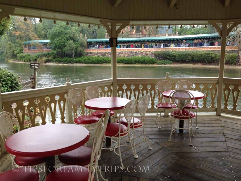 Disney World Dining on a Budget - Tips For Family Trips