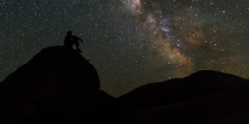 We have a list of the BEST places to go stargazing in Utah! | tipsforfamilytrips.com | dark sky | Moab | Bryce Canyon | star gazing | see the Milky Way