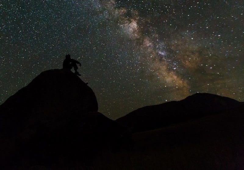We have a list of the BEST places to go stargazing in Utah! | tipsforfamilytrips.com | dark sky | Moab | Bryce Canyon | star gazing | see the Milky Way
