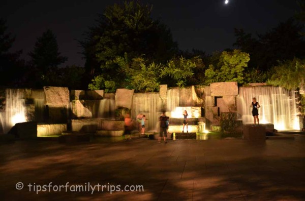 Washington D.C. Monuments at Night | tipsforfamilytrips.com