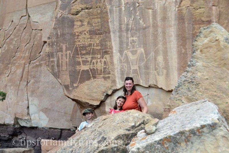 It's an easy hike to see the amazing McConkie Ranch Petroglyphs in Utah's Dinosaurland | tipsforfamilytrips.com