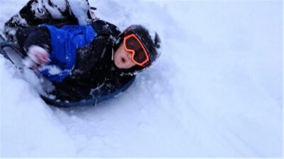 Essential winter clothes for families. A head to toe checklist for skiing, snowboarding, sledding, snow tubing, and other winter sports! | tipsforfamilytrips.com | winter clothing | ski clothes