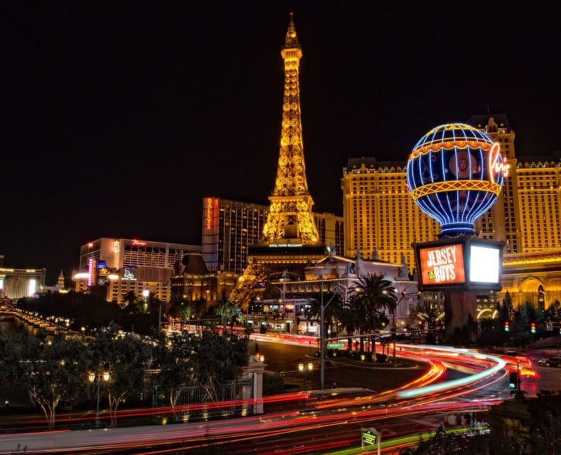 Las vegas strip at night. Photo credit: Pixabay. Tips for finding a family hotel in Las Vegas.