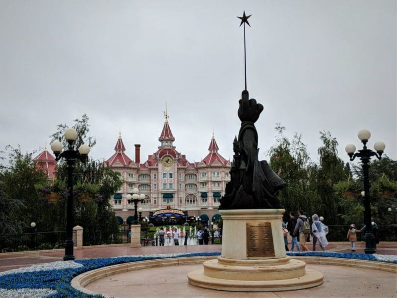 Entrance to Disneyland Paris, Disneyland Hotel - One Day in Disneyland