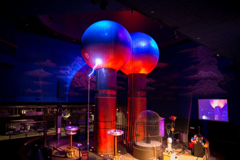 Van de Graff Generator Creates Spectacular Lighting Show Indoors