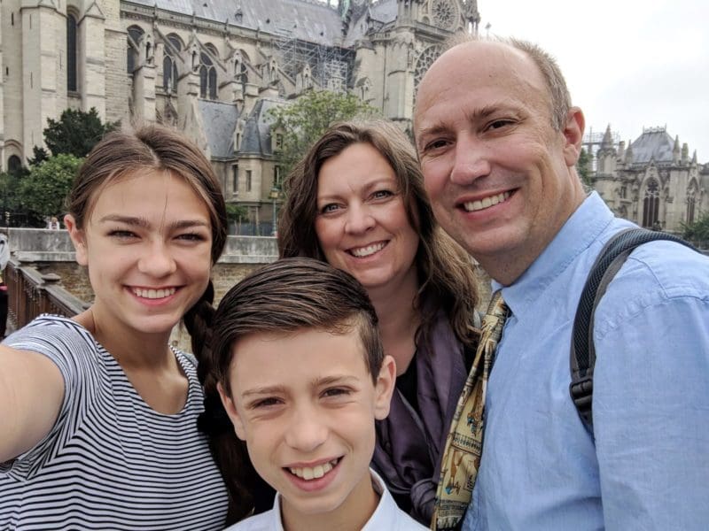 family at Notre Dame - cheap flights to Paris
